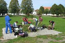 Žáci-zahradníci pravidelně upravují park na návsi v Semněvicích.