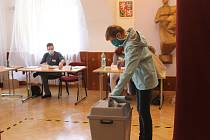 Otevření volebních místností. První voliči ve Kdyni na 1. okrsku.