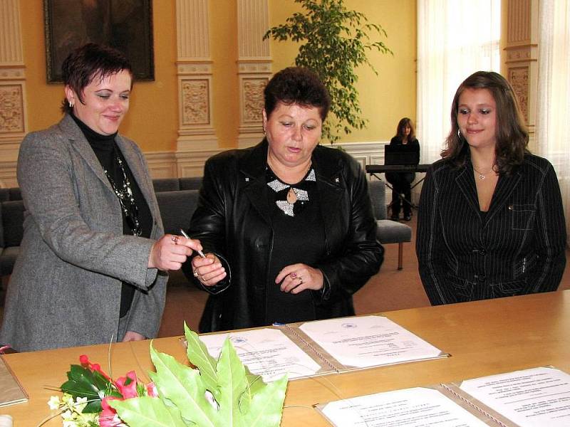 Státoobčanský slib složila v obřadní síni domažlické radnice (zleva) Myroslava Ljubka, její maminka pak podpis připojila za nezletilou sestru Martu. 