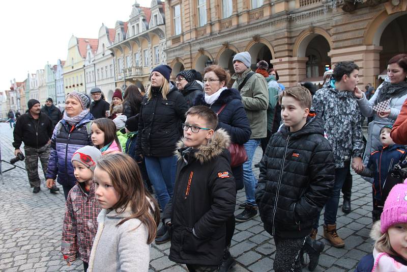 Zpívání koled u stromečku a jeho rozsvícení na domažlickém náměstí.