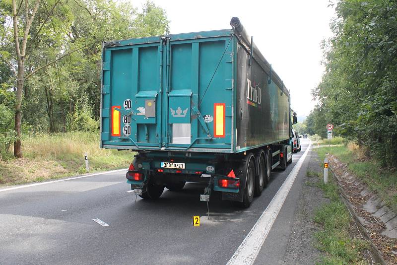 Doprava je řízena kyvadlově Policisty v jednom jízdním pruhu.