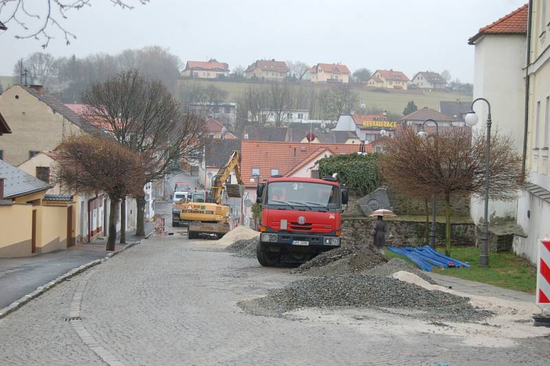 Stavební práce v domažlických ulicích, 5. dubna 2012.