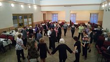 Zámecký sál využilo zastupitelstvo města pro setkání místních důchodců s tancem, hudbou i doprovodným programem již po 14. Dobrá nálada jim rozhodně nechyběla.