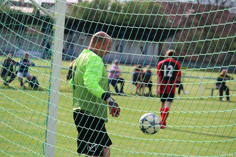 Staňkovští fotbalisté zdolali hokejisty Plzně 4:2.