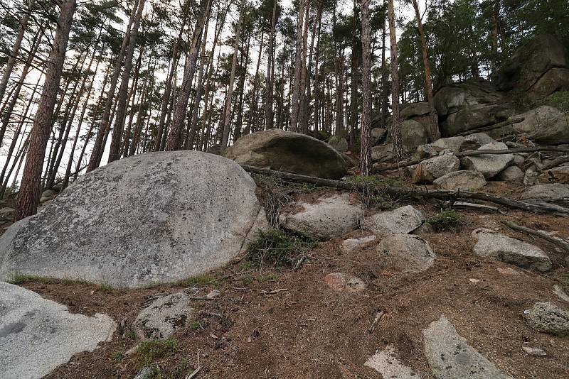 V Sedmihoří se lidé usmiřovali i tesali žulu