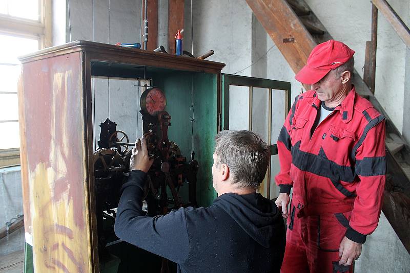 Věžní hodiny pro domažlickou radnici vyrobila v roce 1892 firma Ludvíka Hainze, od té doby se o jejich chod stále stará. Na snímku jsou mechanici Jaroslav Záveský (vpravo) a Petr Vítek.