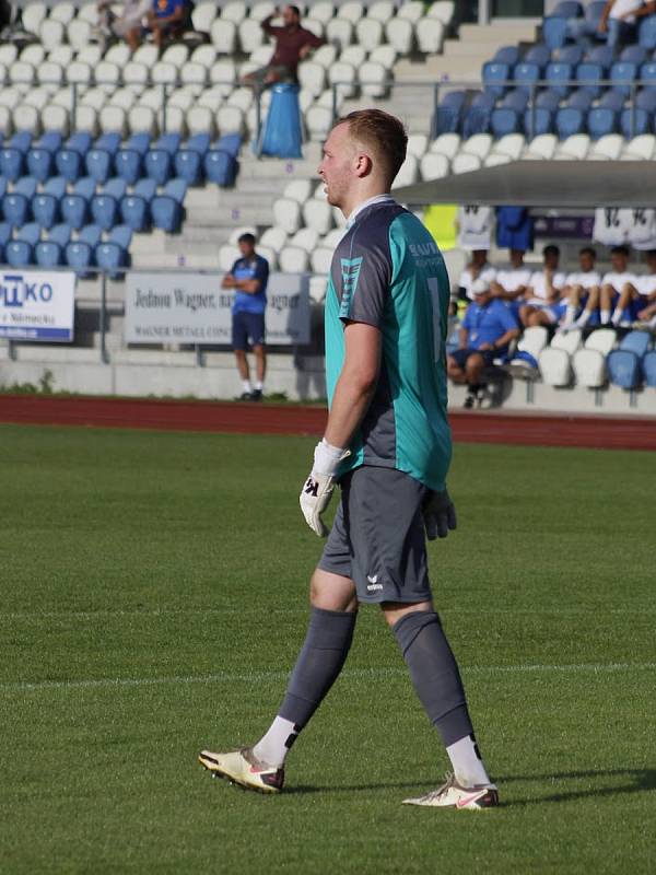 6. kolo FORTUNA ČFL A: TJ Jiskra Domažlice (na snímku fotbalisté v bílých dresech) - FC Slavia Karlovy Vary 2:2 (2:1).