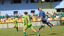 6. kolo FORTUNA ČFL, skupina A: FK Loko Vltavín (zelení) - Jiskra Domažlice (modří) 2:2.