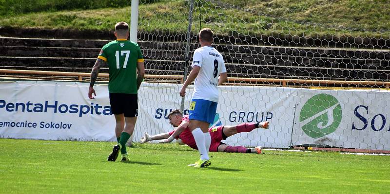 Ve 25. kole loňské sezony fotbalisté TJ Jiskra Domažlice (na snímku hráči v bílých dresech) prohráli v Sokolově 0:3. Jak utkání na Baníku dopadne tentokrát?