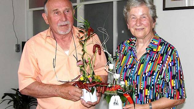 Pavel Jirsa obdržel při zahájení své výstavy netradiční květinovo–pochoutkovou dekoraci, jeho manželka, která mu doma vytváří skvělé prostředí pro tvůrčí činnost, pak tradiční kytici.