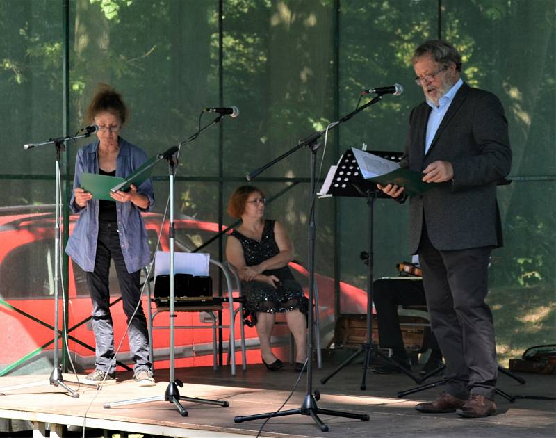 Herci Jana Kubátová a Josef Nechutný při recitaci.  Foto: archiv J. Stočese