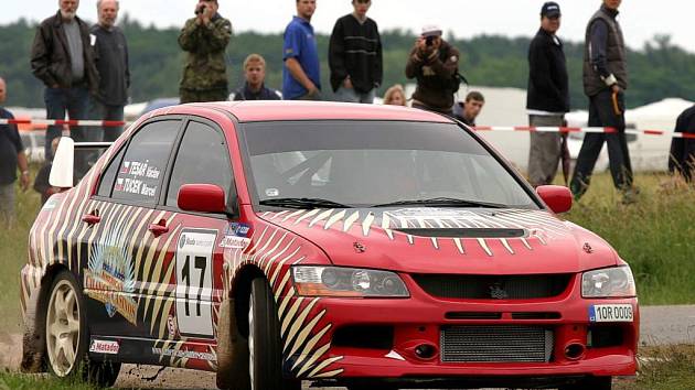 Marcel Tuček s Václavem Tesařem v Mladé Boleslavi představili své nové Mitsubishi Lancer Evo IX.