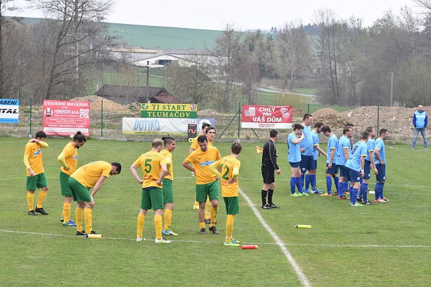 Tlumačov (ve žlutých dresech) získal s Nepomukem dva zlaté body po remíze 3:3 a penaltovém rozstřelu 6:5.