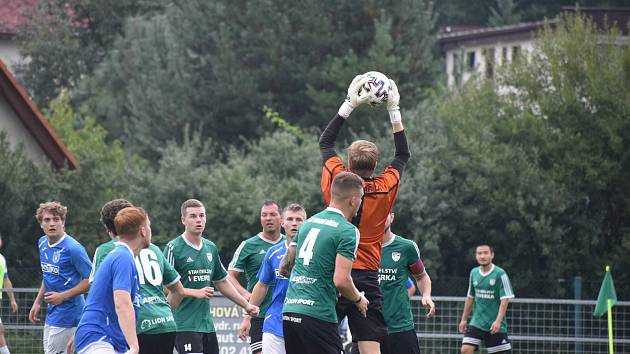 Podzimní vzájemné utkání opanovali fotbalisté TJ Jiskra Domažlice B (modří), kteří Horní Břízu porazili na její půdě přesvědčivě 3:0.