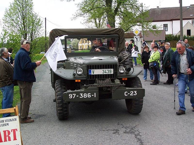 Jízda veteránů v obci Rybník.