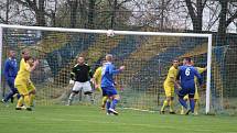 FOTBALOVÁ I.B TŘÍDA: Tatran Chodov (ve žlutém) - TJ Chodský Újezd (v modrém) 2:2 (2:0), na PK 3:4.