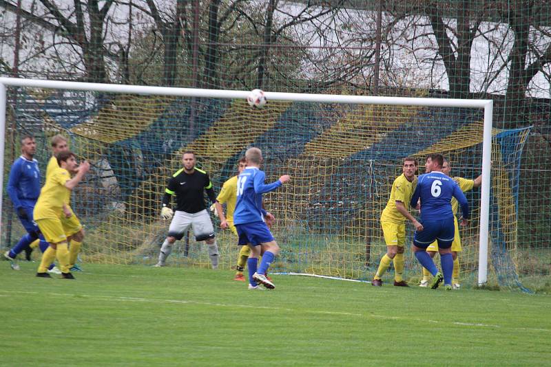 FOTBALOVÁ I.B TŘÍDA: Tatran Chodov (ve žlutém) - TJ Chodský Újezd (v modrém) 2:2 (2:0), na PK 3:4.