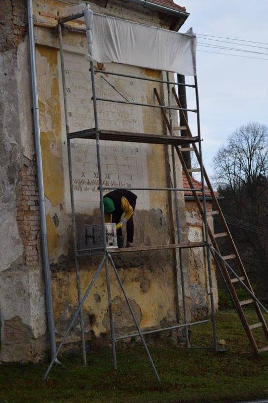 Oprava kaple ve Štítarech. Socha a sluneční hodiny.