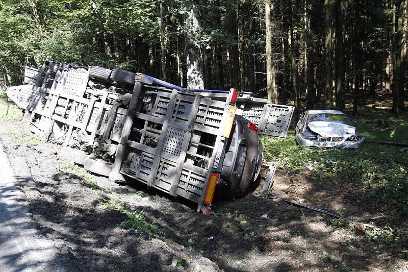 Dopravní nehoda kamionu mezi obcemi Babylon a Česká Kubice.