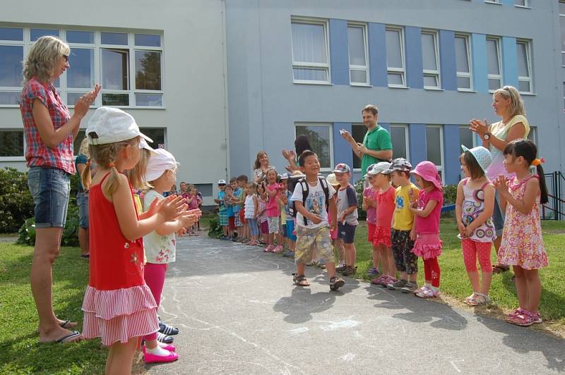 Z pasování předškoláků z MŚ Msgre B. Staška Domažlice na školáky.