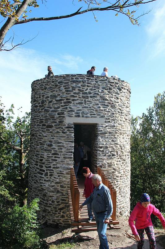 Slavnostní otevření opravené hradní věže Starý Herštejn.