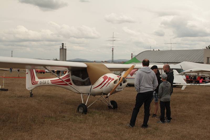 Den otevřeného letiště pořádal Aeroklub Staňkov.