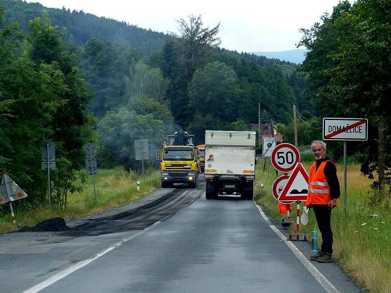 Silnice mezi Domažlicemi, Havlovicemi a komunikací I/26 je vyfrézovaná.