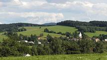 POHLED NA NEMANICE, V POZADÍ ČERCHOV. Přibližně v místech, kde jsme při fotografování stáli, mohl vyrůst solární park, který by vyráběl ekologicky elektřinu.