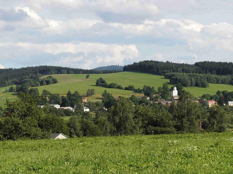 POHLED NA NEMANICE, V POZADÍ ČERCHOV. Přibližně v místech, kde jsme při fotografování stáli, mohl vyrůst solární park, který by vyráběl ekologicky elektřinu.