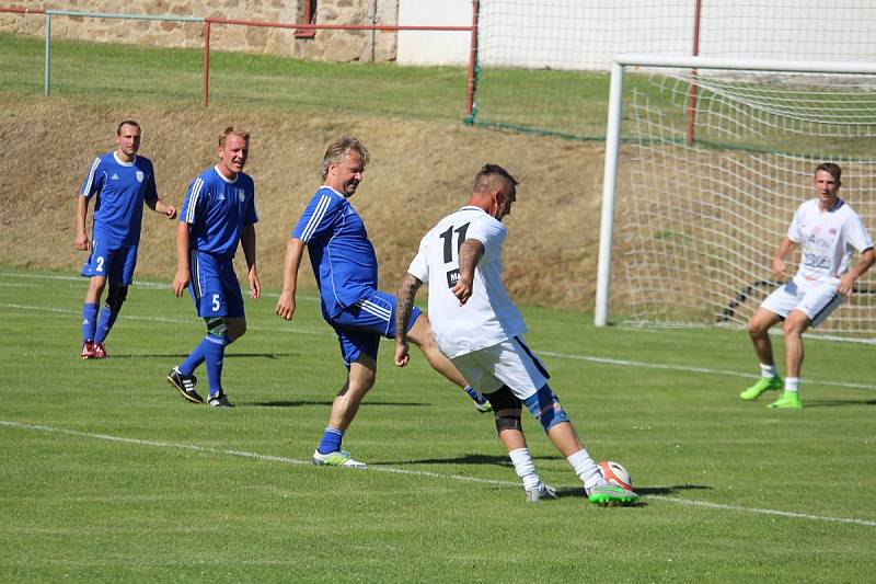 Přátelský zápas na oslavu 55 let herce Ivana Trojana v Krchlebech: šKrchlebský samet - Real Top Praha 6:10.