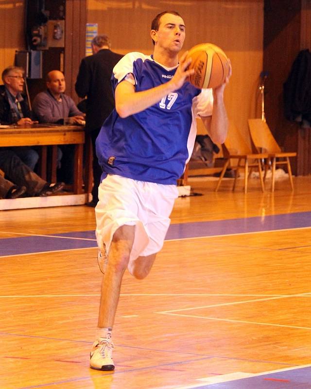 Druholigoví basketbalisté Jiskry Domažlice v utkání s Táborem. 