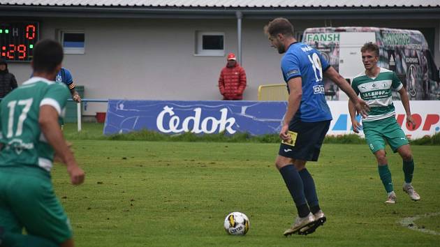 František Dvořák (v modrém) na hřišti v Uhříněvsi, kde Domažlice hrály s Bohemians Praha B.  