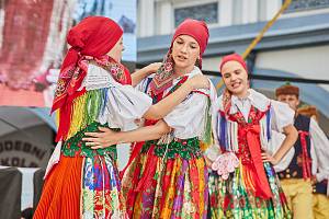 Chodské slavnosti v Domažlicích. Folklór, vystoupení místních souborů, chodských muzikantů, dechových kapel i mnoha hostů. Velký jarmark na náměstí Míru a v přilehlých ulicích, tradiční kroje, koláče, keramika a také ponocný procházející večer centrem.