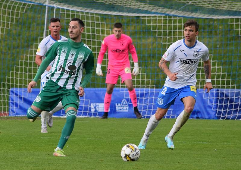 FORTUNA ČFL, skupina A (26. kolo): TJ Jiskra Domažlice (na snímku fotbalisté v bílomodrých dresech) - Sokol Hostouň 3:2.