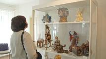 Vernisáž výstavy látkových soch ve Kdyni