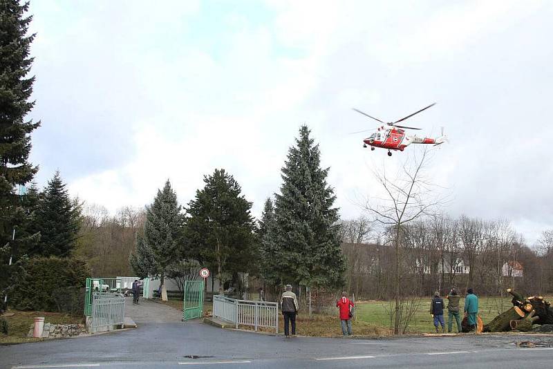 Nehoda sanitky a osobního vozu v Domažlicích ve středu 19. ledna 2010.