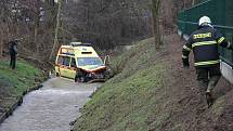 Nehoda sanitky a osobního vozu v Domažlicích ve středu 19. ledna 2010.
