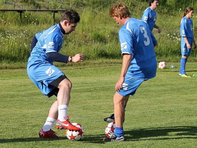 NA HLOHOVOU  DUKLOU! Fotbalisté TJ Sedmihoří Oplotec uspěli v projektu Kopeme za fotbal a vyhráli trénink vedený prvoligovými trenéry. Ve čtvrtek v podvečer se tak tým fotbalistů z Oplotce a okolí připravoval na dnešní šlágr IV. třídy okresního přeboru s 