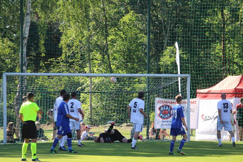 Přátelský zápas na oslavu 55 let herce Ivana Trojana v Krchlebech: šKrchlebský samet - Real Top Praha 6:10.