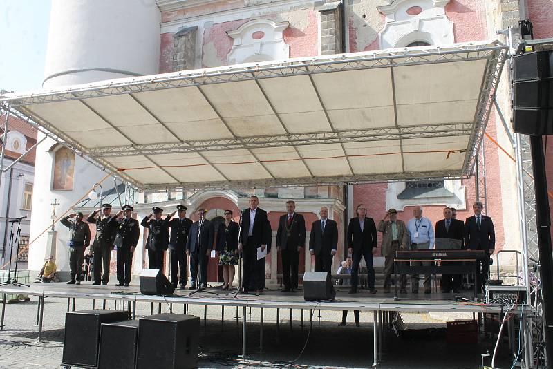 Na 73. výročí konce druhé světové války dorazil válečný veterán James Duncan (93), který Domažlice osvobozoval.