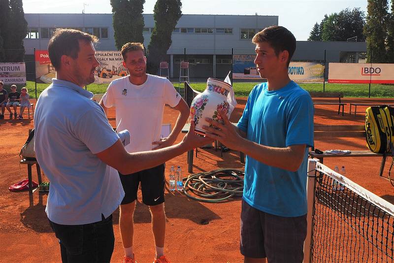 Předseda pořádajícího klubu LTC Domažlice Pavel Faschingbauer (vlevo) předává tradiční cenu pro vítěze Přeboru Chodska Antonínu Štěpánkovi. Přihlíží druhý finalista Matěj Cintl.