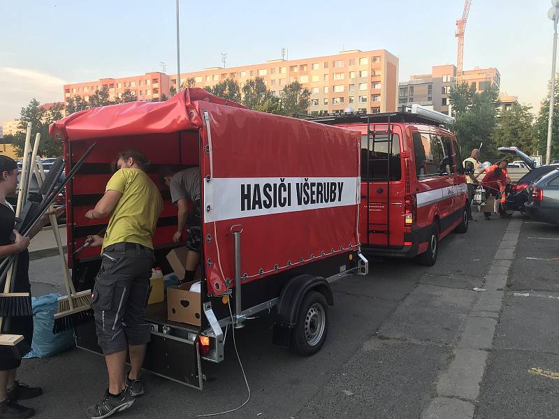 Hasiči ze Všerub a starosta městyse vyrazili začátkem týdne na jižní Moravu, kde přikrývají střechy tornádem poničených domů. Na místě zůstanou do neděle.