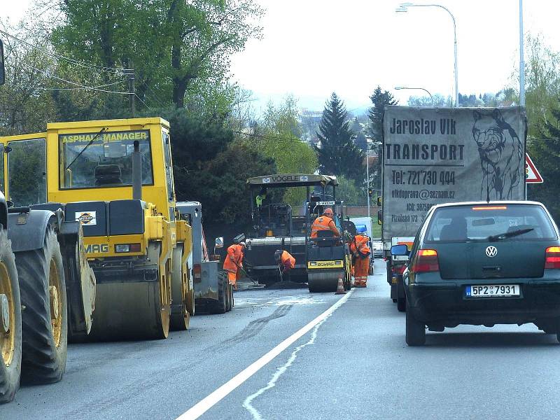 Výsprava silnice probíhá bezprostředně po vyfrézování špatných úseků.