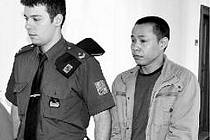 DESET LET ZA POKUS VRAŽDY. Vietnamec Tam Vo Minh (vpravo) u Krajského soudu v Plzni. 