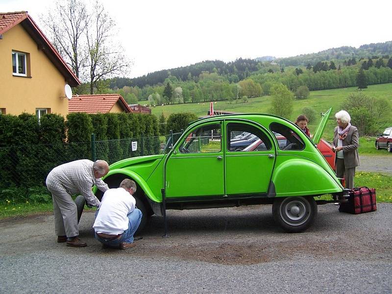 Jízda veteránů v obci Rybník.