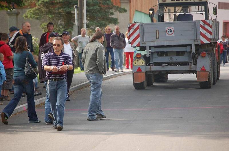 Závod v couvání traktoru s vlekem okolo návsi v Libkově.