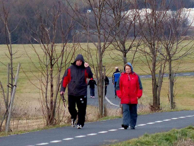 Cyklostezku si na Boží hod vánoční užili pěší, cyklisté i bruslaři.