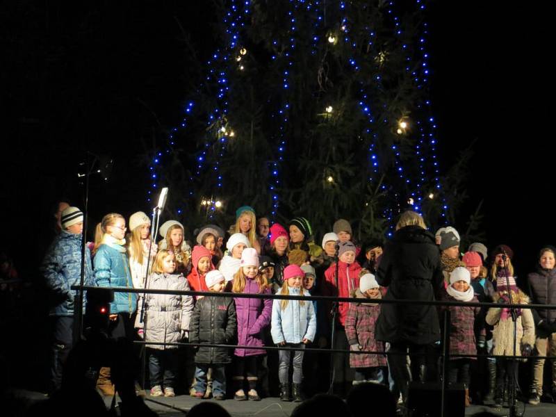 Vánoční trhy a rozsvícení stromu ve Staňkově.