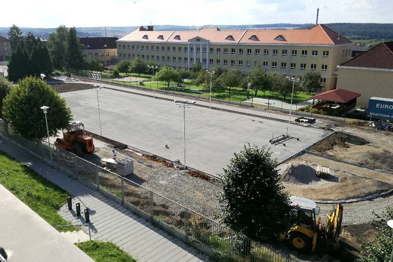 STAVBA NOVÉHO VÍCEÚČELOVÉHO HŘIŠTĚ  nového víceúčelového hřiště na pozemku ZŠ Holýšov finišuje.