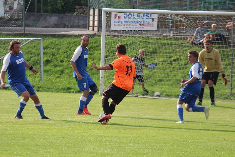 Jedenáctigólová demolice Chodova B (oranžové fresy) v Mrákově s místní rezervou (modré dresy).